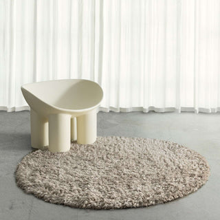 Balancing Furniture with Round Rugs in Living Rooms