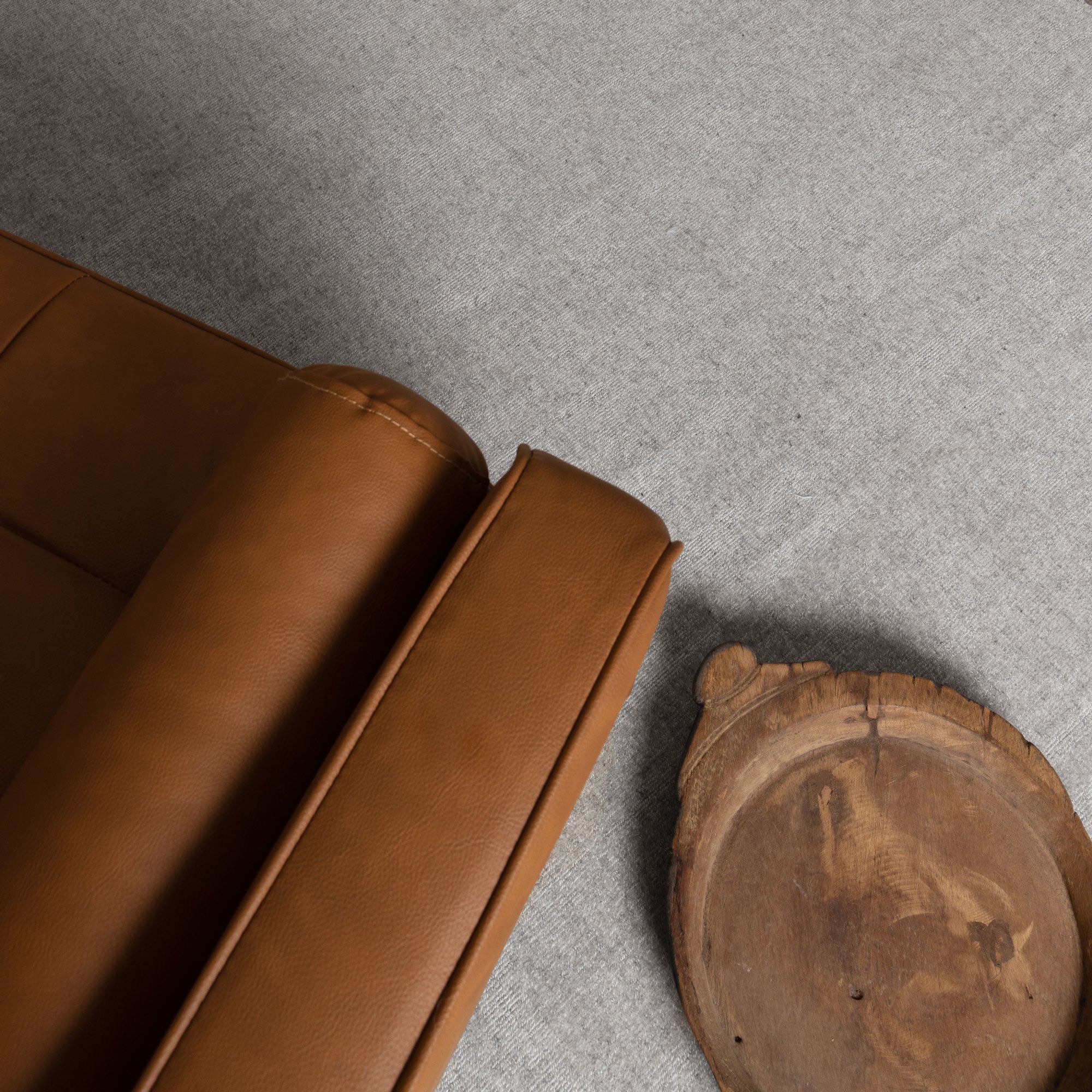 Arizona Silver Wool Rug with tan leather sofa