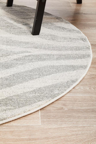 Edge detail of Chrome Savannah Silver Round Rug highlighting 10mm pile height and power-loomed construction