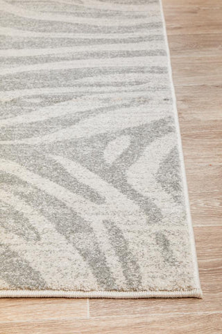 Edge detail of Chrome Savannah Silver Rug featuring 10mm pile height and power-loomed construction